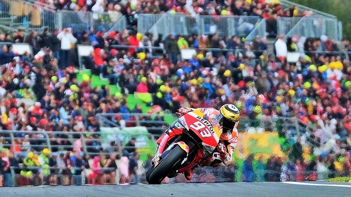 Marc Márquez rueda en Cheste ante una grada plagada de aficionados en 2019. | CIRCUIT