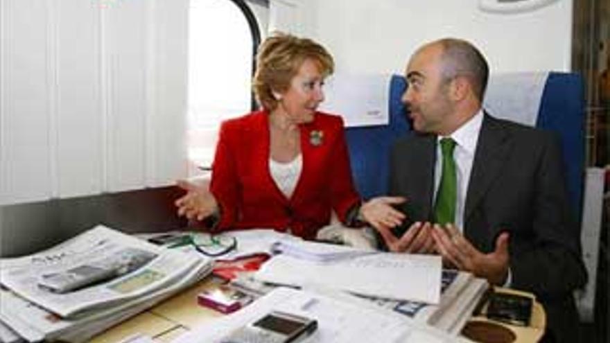 Esperanza Aguirre padece una avería en un tren Madrid-Lleida