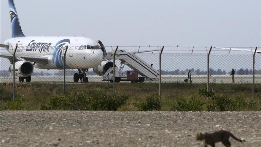 Secuestrador del avión de Egyptair deja en libertad a la mayoría de pasajeros