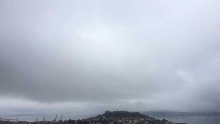 Vigo amanece con el cielo encapotado