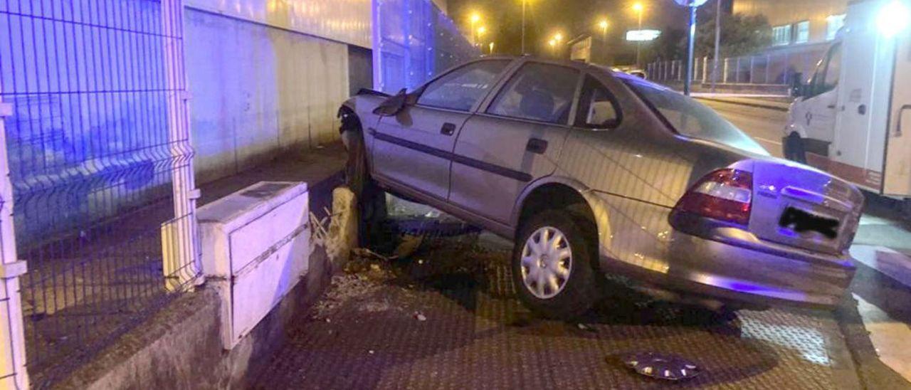 El vehículo accidentado, en el lugar en el que arrolló a las cuatro víctimas.