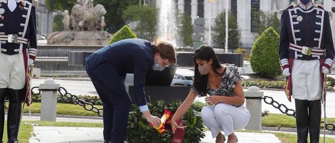 Almeida y Villacís, en la inauguración del homenaje a las víctimas covid en mayo de 2021.