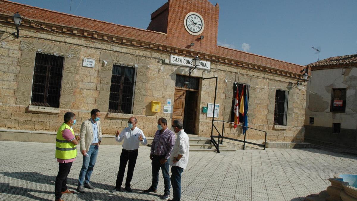 El diputado de Carreteras, José María Barrios, durante el acto de replanteo de las obras.