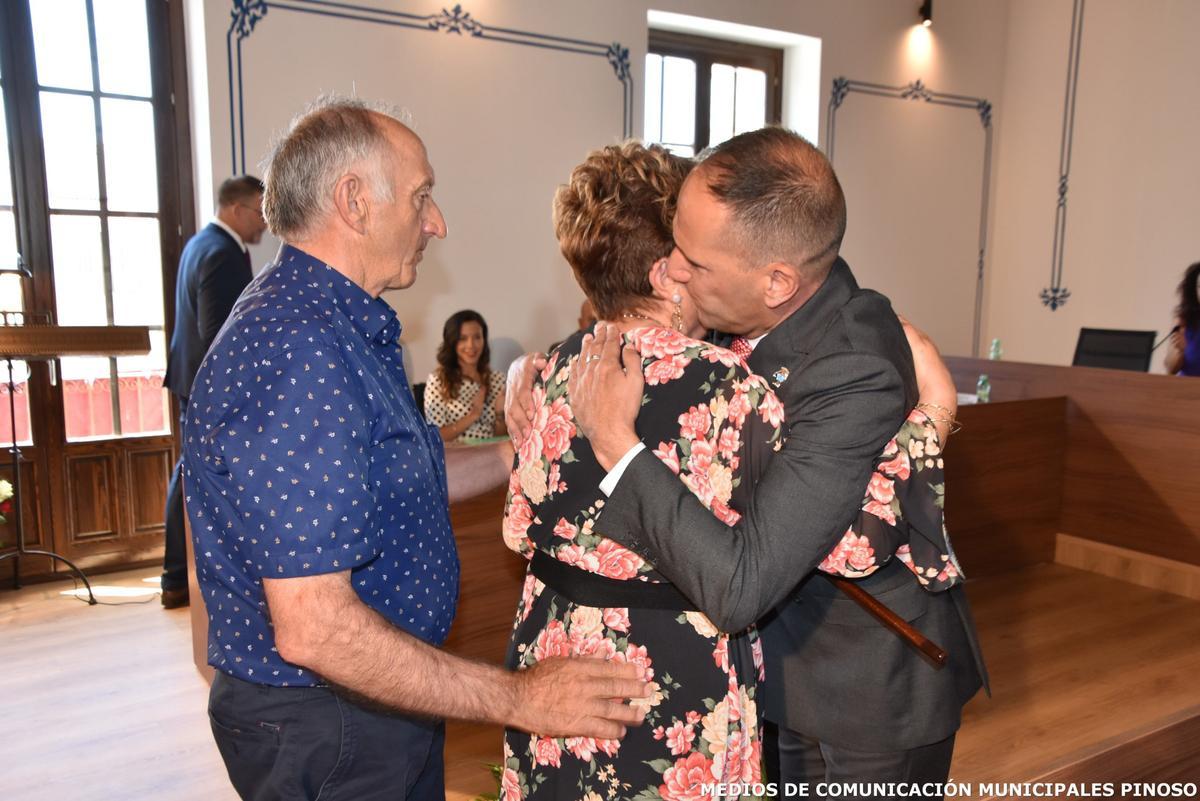 El emocionado abrazo de Lázaro Azorín con sus padres tras entregarle la vara de mando de Pinoso en el pleno de investidura.