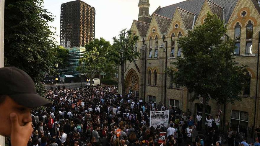 Manifestaciones en Londres por la actitud de las autoridades ante el incendio de la torre Grenfell