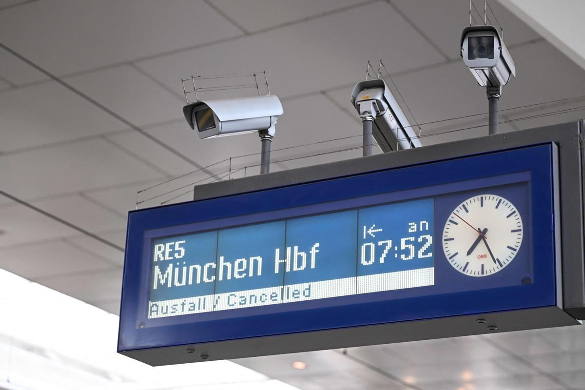 Afectaciones por la huelga de ferrocarril en Alemania en la estación central de Salzburgo, Austria.