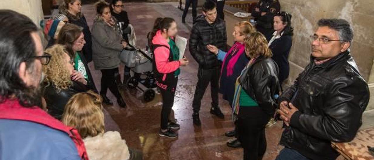 Miembros de Stop Desahucios se encerraron ayer durante una hora en el hall del Ayuntamiento.