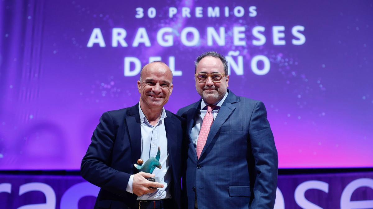 Javier Cendoya, director general de Edelvives, recoge el premio Aragonés del Año en la categoría Empresa de la mano de Chema Casas, director general de Telefónica Este