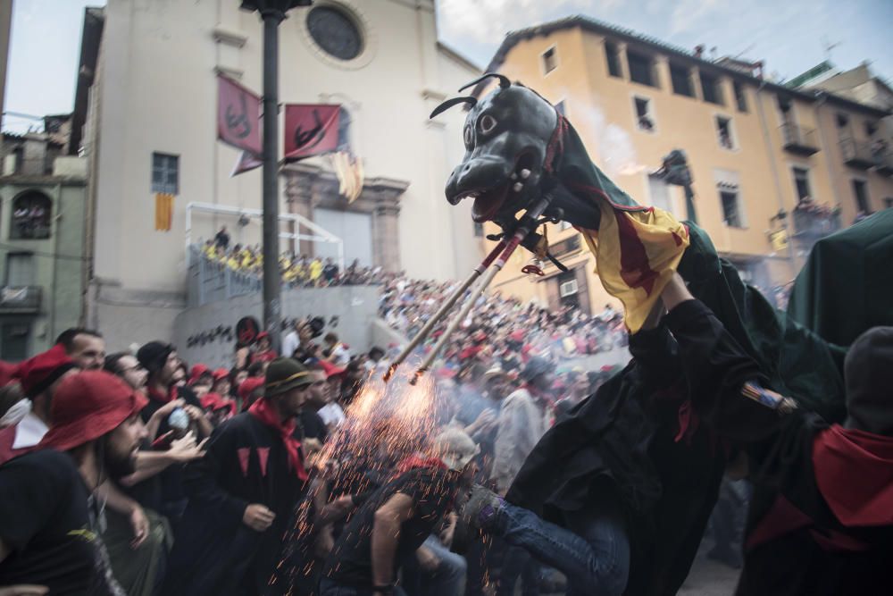 Berga estrena la Patum 2019 amb un passacarrers atapeït i calorós