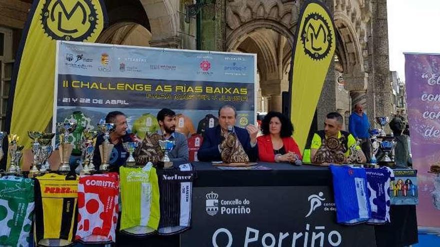 Acto de presentación ayer en la plaza del Concello de Porriño. // D.P.