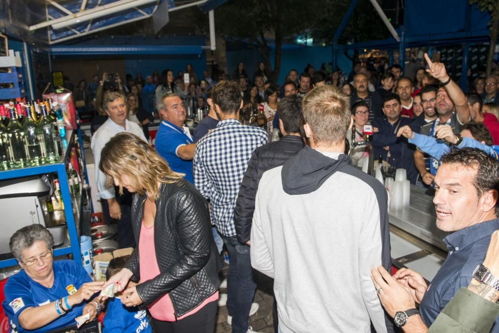 Jugadores del Real Oviedo visitan el chiringuito de la APARO en San Mateo