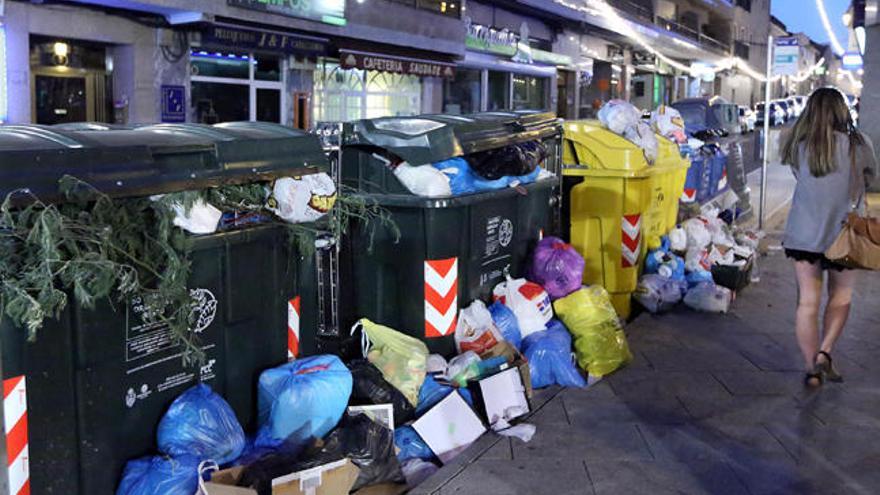 Vista de unos contenedores de basura en Ponteareas // A. Hernández