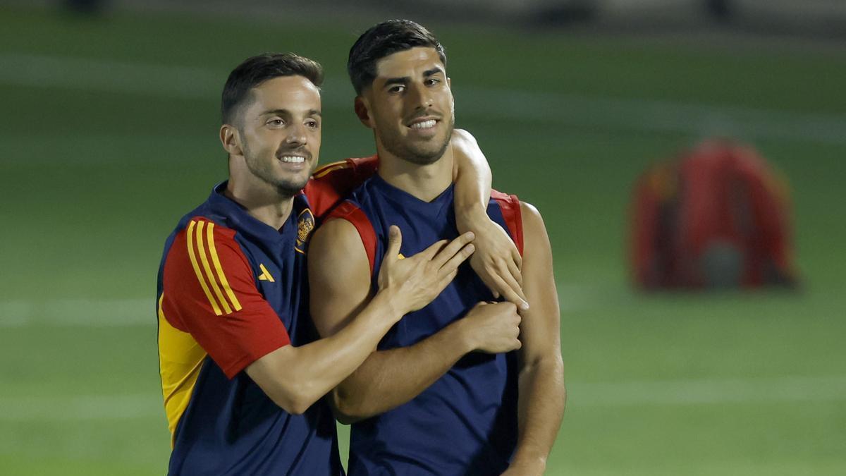 Marco Asensio bromea con Sarabia durante un entrenamiento con España.
