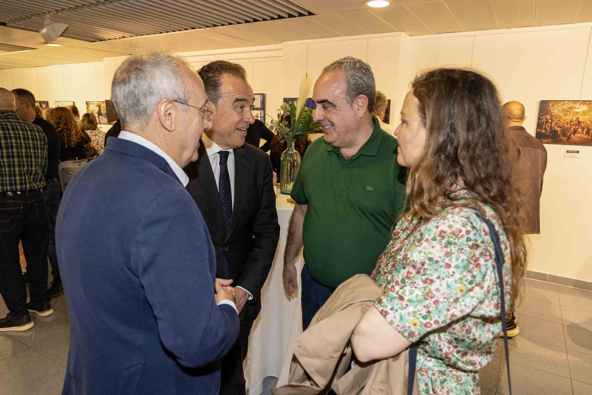 lleno total en la inauguración de INFotoperiodistas 2024,. un año de fotografía de prensa en Alicante