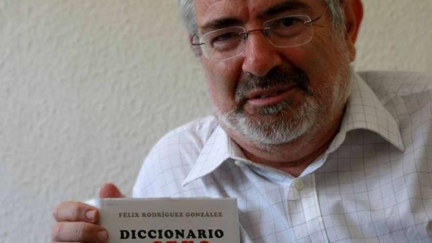 Félix Rodríguez posa con un ejemplar de su último diccionario. / isabel ramón