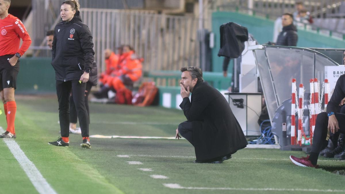 Rubén Albés durante el partido en Córdoba.