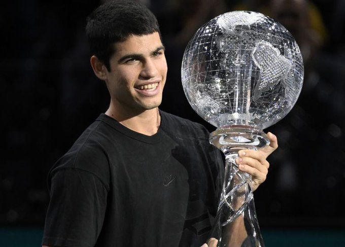 Alcaraz muestra su trofeo como número 1, en París.