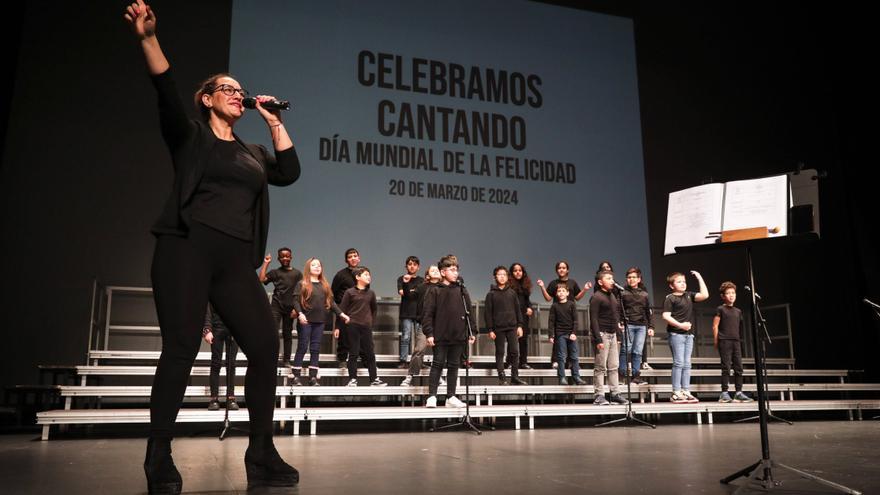 Fiesta musical con 400 alumnos en el Jovellanos por el Día de la Felicidad: &quot;Cantar es la mejor forma de celebrarlo&quot;