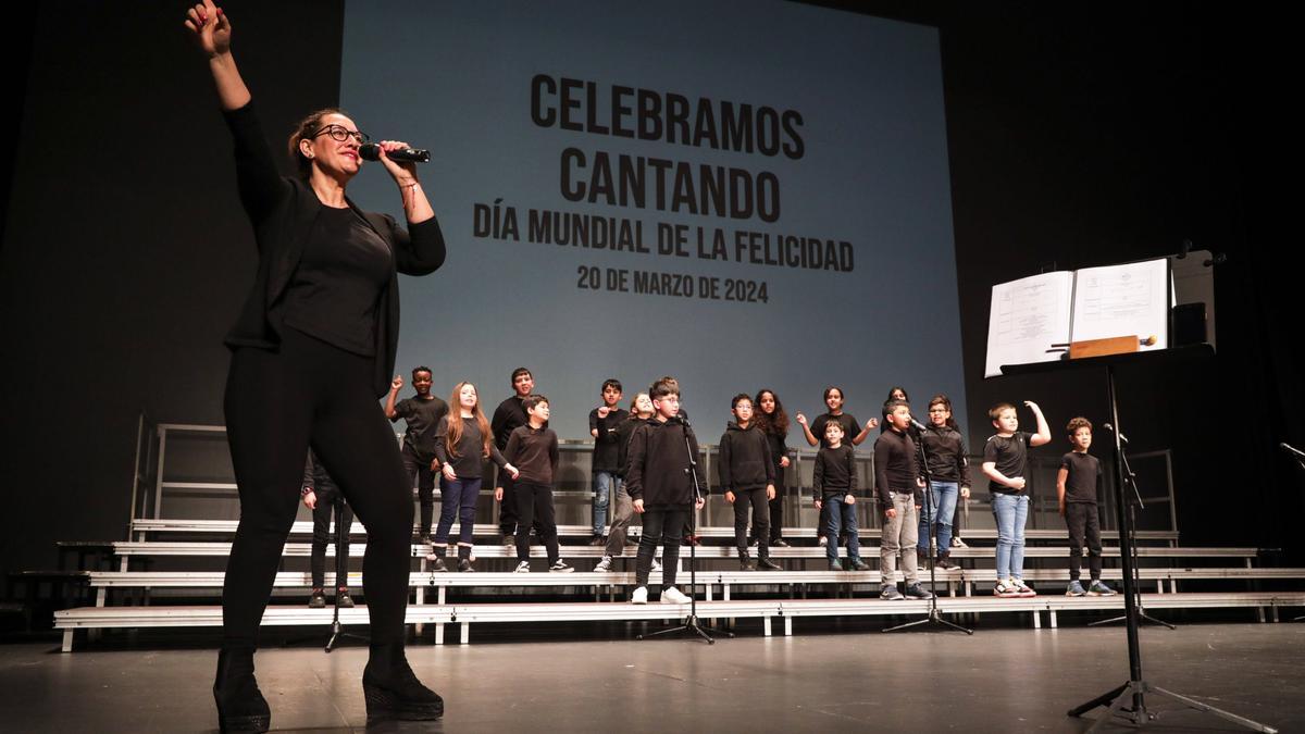 Encuentro escolar musical en el Jovellanos por el Día de la Felicidad