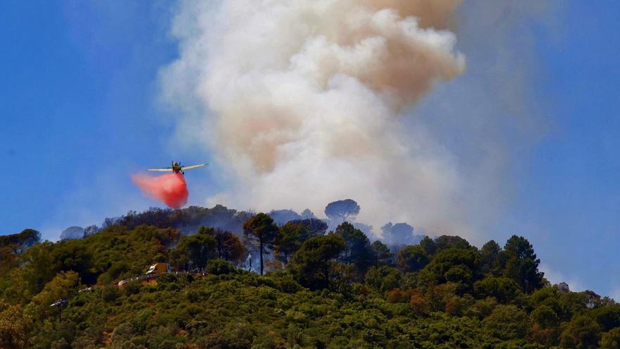 Un centenar de bomberos y medios aéreos logran controlar el incendio de la Sierra de Córdoba