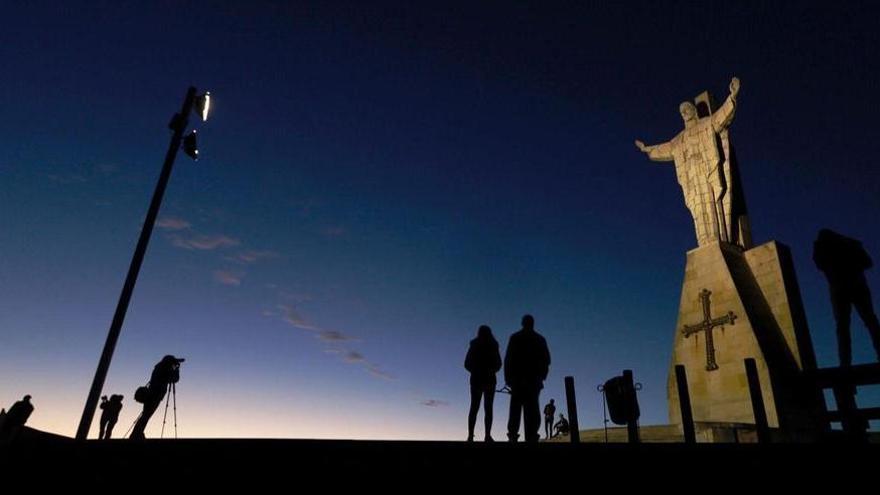 Siglo y cuarto de eclipses en el Naranco con vino y viandas