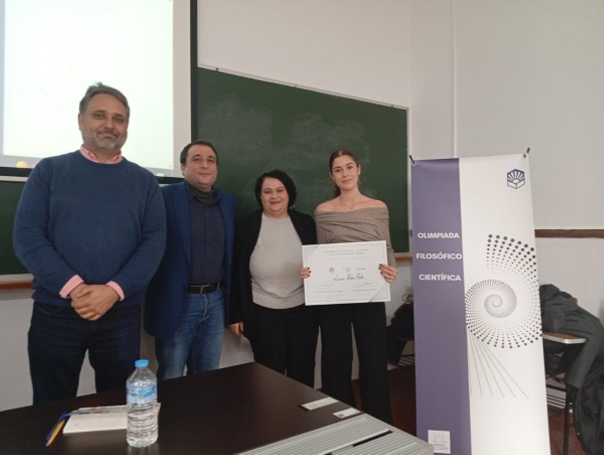 Entrega del reconocimiento a Lucía Rubio.