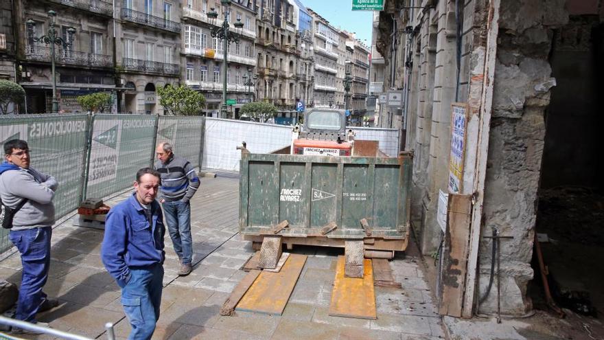 Operarios en el edificio en el que ocurrió el siniestro // Marta G. Brea