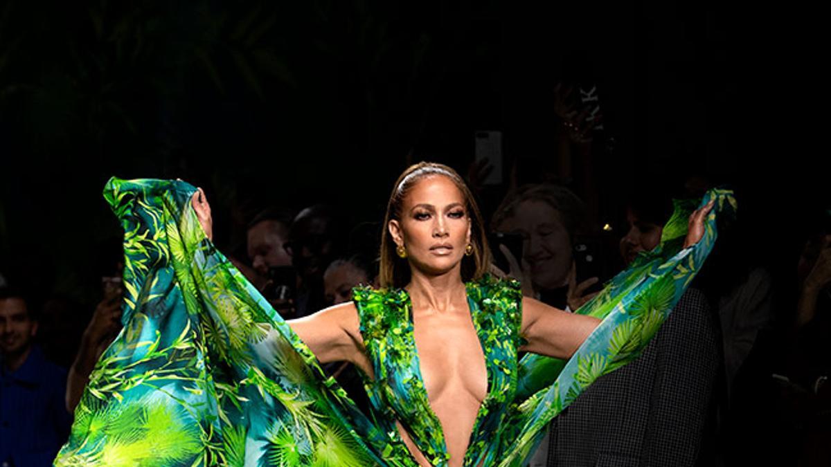 Jennifer Lopez cerrando el desfile de Versace en la Semana de la Moda de Milán
