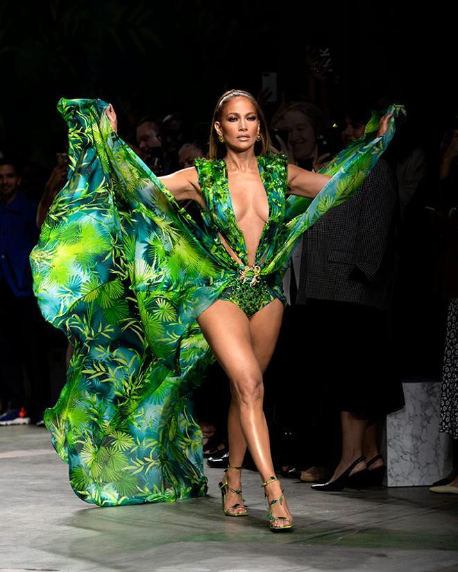 Jennifer Lopez cerrando el desfile de Versace en la Semana de la Moda de Milán
