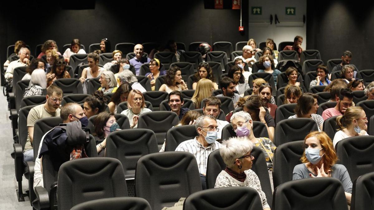 Espectadors de la sessió de 2/4 de 7 de la tarda ahir al cinema Truffaut de Girona.