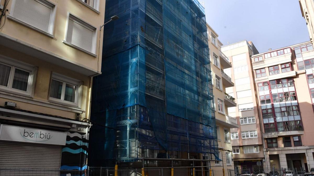 Trabajos de rehabilitación en la fachada de un edificio de A Coruña.