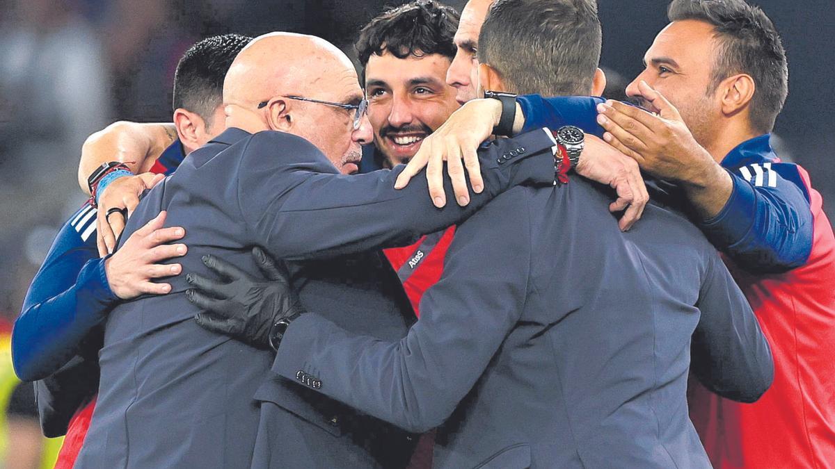 De la Fuente, junto a sus ayudantes, tras el partido ante Francia de la Nations.
