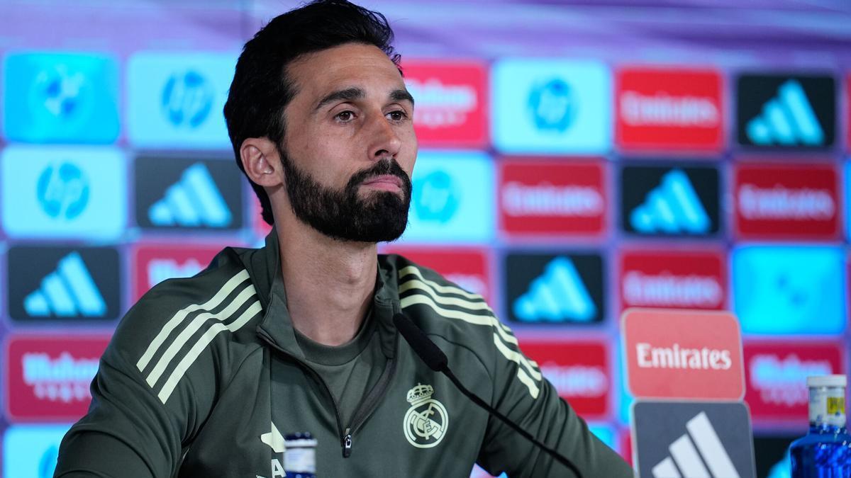 Arbeloa vuelve con el estamento arbitral: "Hay muchas dudas. Son cosas que están ahí".