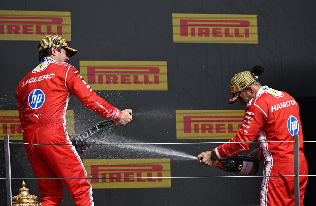 SILVERSTONE (United Kingdom), 05/07/2026.- First-placed Scuderia Ferrari driver Charles Leclerc of Monaco (L) and third-placed Scuderia Ferrari driver Lewis Hamilton of Britain celebrate on the podium after the Formula One British Grand Prix at the Silverstone Circuit racetrack in Silverstone, Britain, 05 July 2026. (Fórmula Uno, Reino Unido) EFE/EPA/PETER POWELL