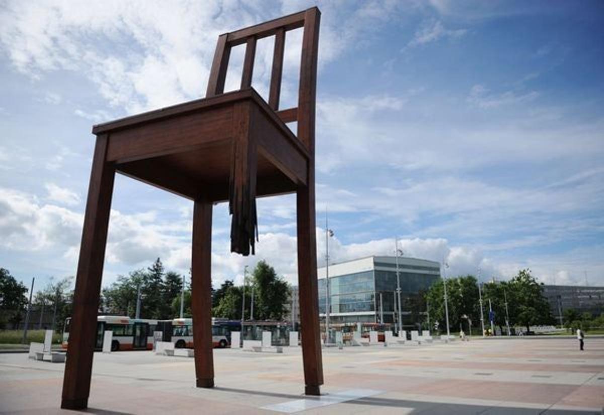 La escultura de 'La silla rota' se encuentra en la plaza del Palacio de Naciones en Ginebra