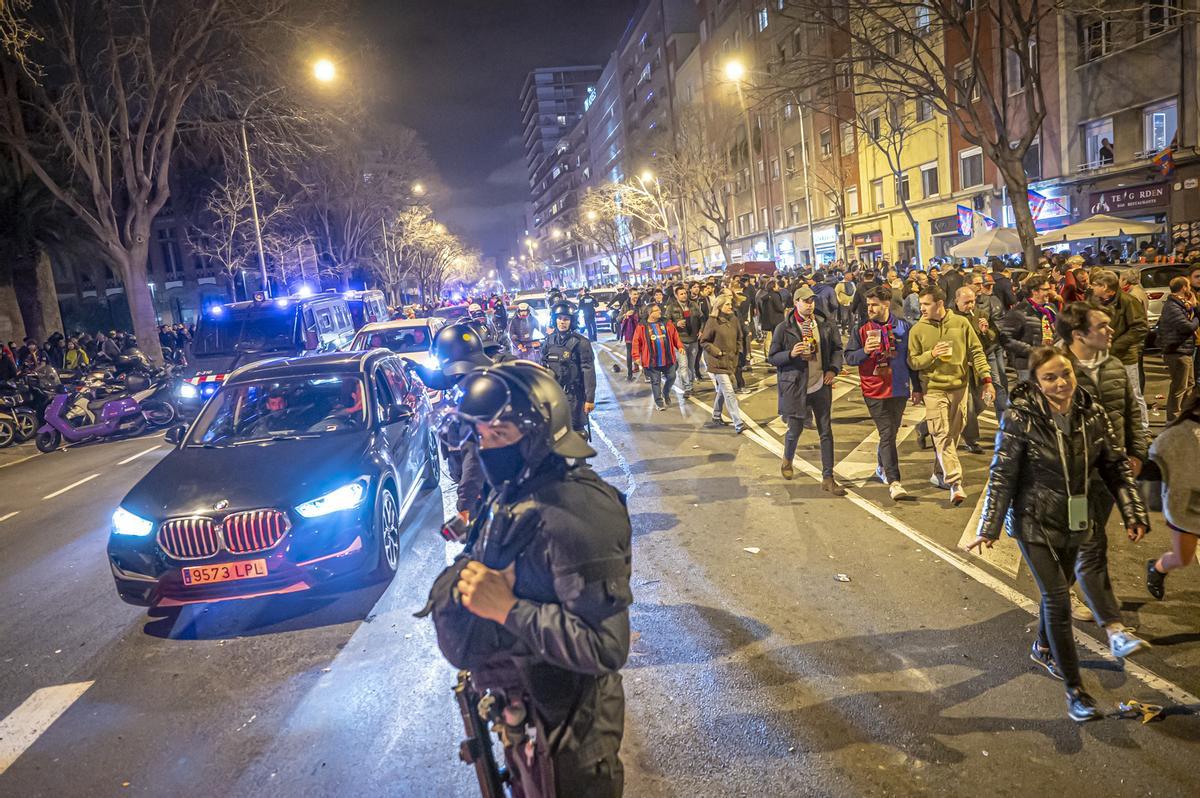 Quejas vecinales por molestias y aglomeraciones los días de partido en el Camp Nou y por el futuro proyecto del Espacio Barça