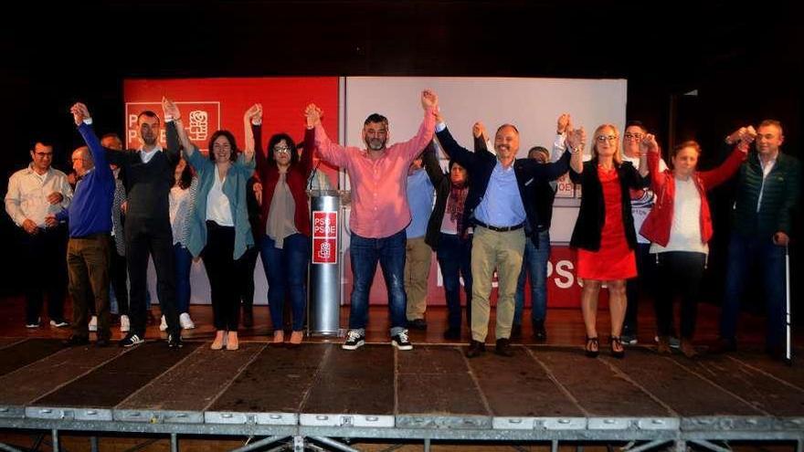 José Manuel Vilas y David regades (centro) en la presentación de la lista del PSOE en Bueu. // G.N.