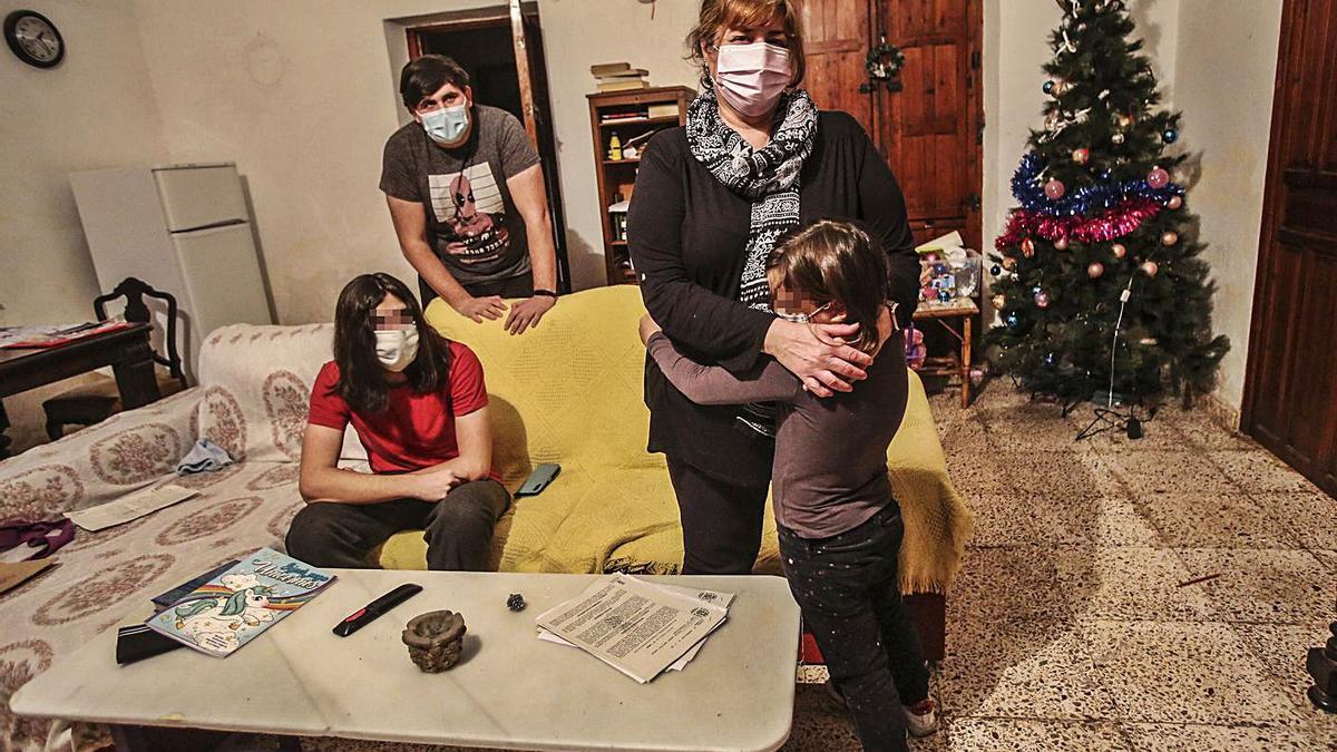 Eva María, ayer con sus tres hijos en la vivienda que tiene que desalojar por orden judicial