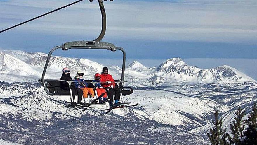 Esquiadors al telecadira de Masella.