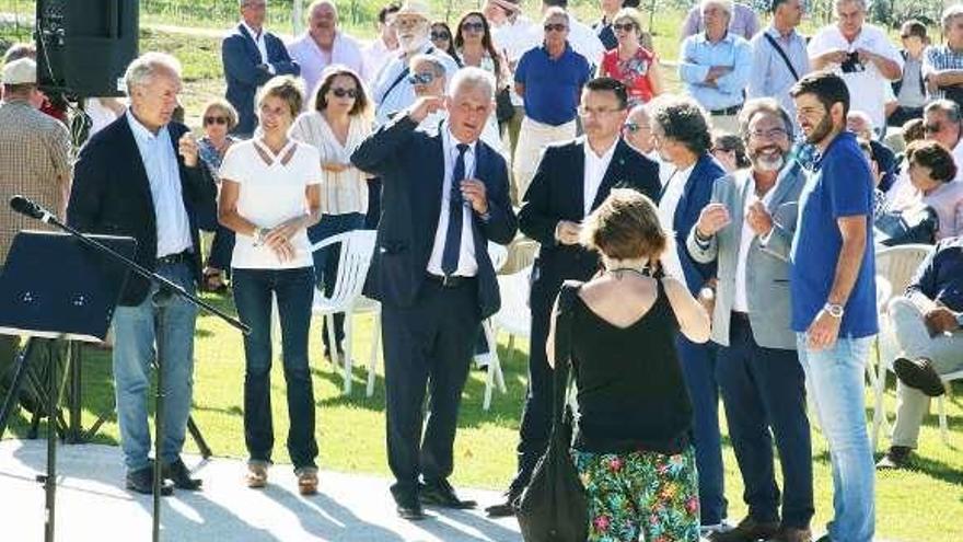 Antonio Méndez explica al conselleiro José González las características del hotel en presencia del alcalde y otros invitados. // A. Hernández