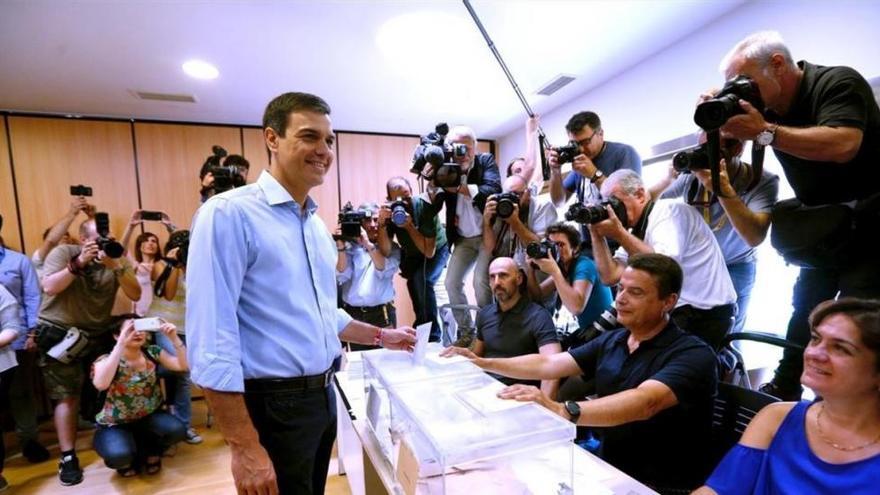 Sánchez cruza los dedos junto a su equipo en la sede del PSOE