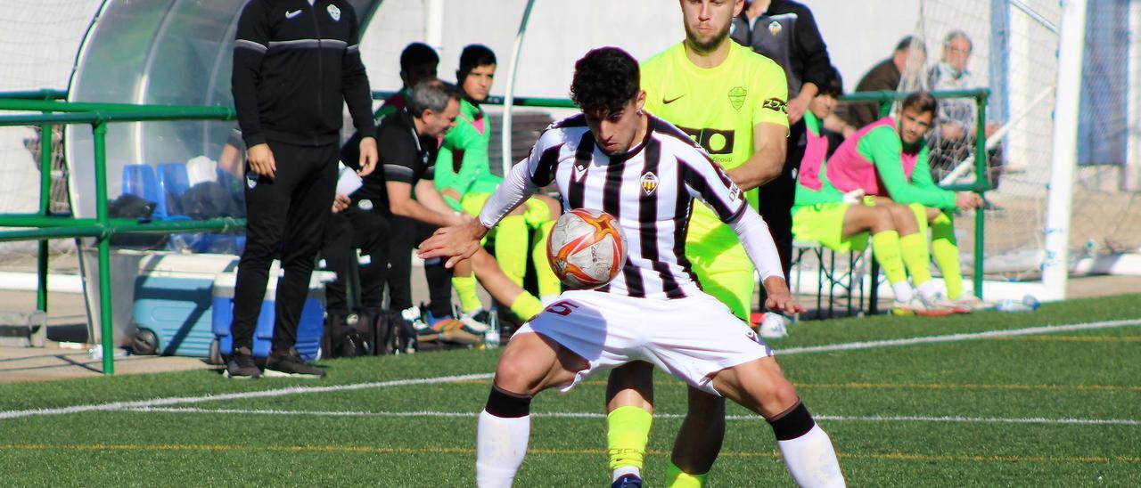 Ambos futbolistas disputan el cuero en el Marquina.