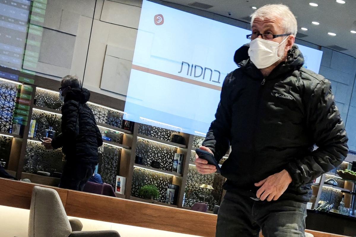 Roman Abramovich fue fotografiado ayer en el aeropuerto israelí Ben Gurión.