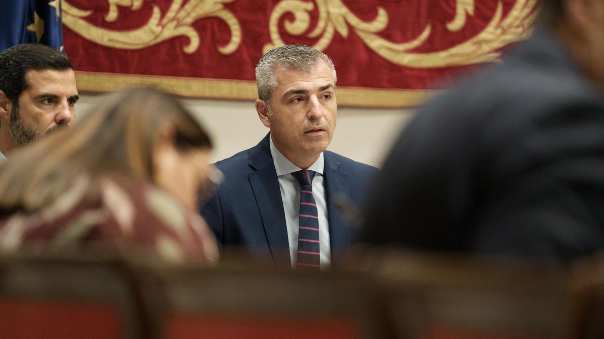 El vicepresidente del Gobierno de Canarias y consejero de Economía, Manuel Domínguez, durante su comparecencia en el Parlamento.