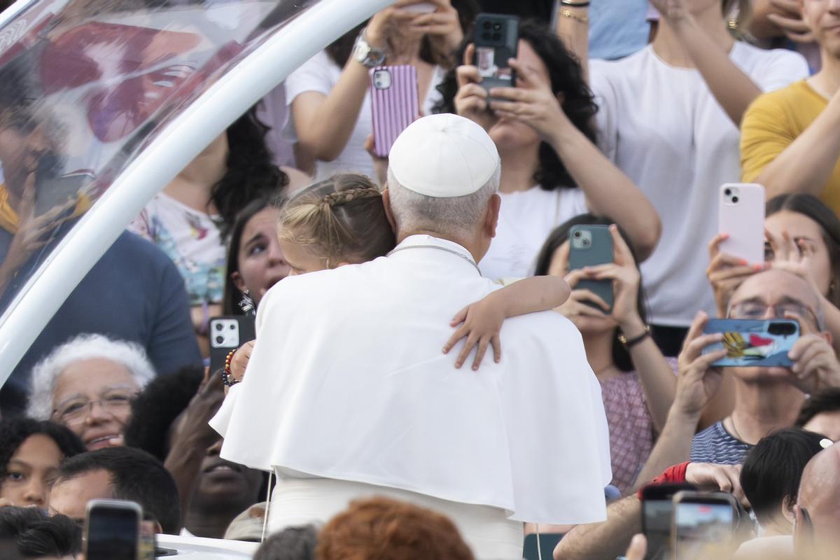Vigilia del Papa León XIV en el Estadio Olímpico Lluís Companys.