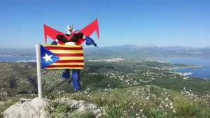 Los Mossos denuncian el robo y los daños causados al serrar una estelada de hierro.