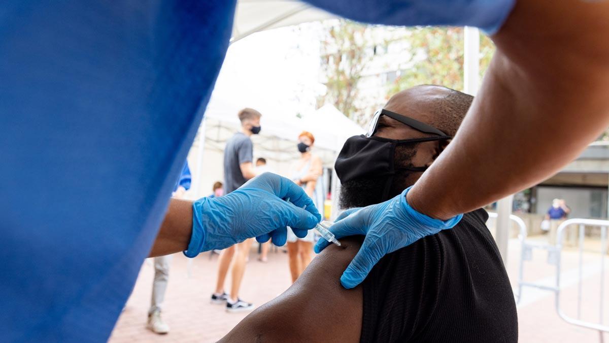 Un hombre se vacuna contra el covid en un punto de vacunación móvil en Ciutat Meridiana