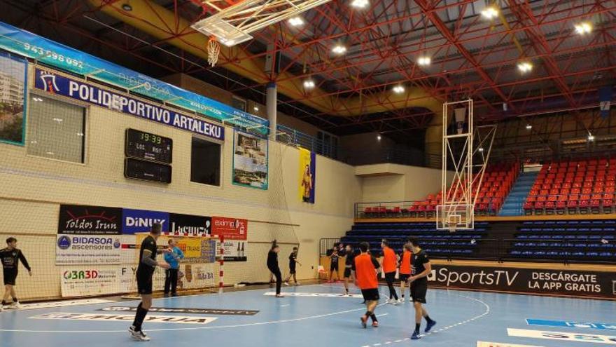 El entrenamiento del Cangas, ayer, en el Artaleku de Irún. |  // J.M.P.