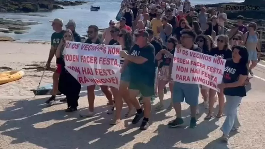 Vecinos de Ons paralizan los primeros desembarcos del día en protesta por no poder celebrar su fiesta