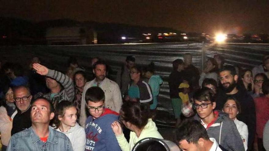 Isaías Muñiz observa desde su potente telescopio durante las jornadas de astronomía de A Lanzada (O Grove). // Muñiz